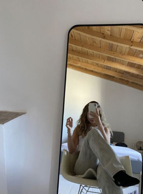 Mirror Pose Sitting, Sitting Mirror Selfie, Chair Pose, Sitting Chair, Mirror Selfie Poses, Selfie Poses Instagram, Driving Photography, Mirror Photo, Mirror Pic