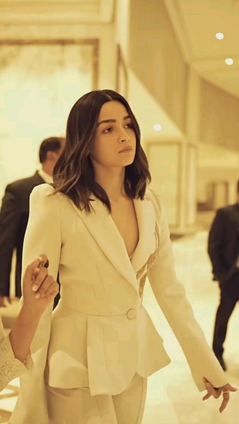 Anushka Sharma Haircut, Alia Bhatt Short Hair, Alia Bhatt Haircut, Alia Bhatt Nails, Allia Bhatt, Bollywood Makeup, Camp Fashion, Celebrity Casual Outfits, Pakistani Lawn Suits