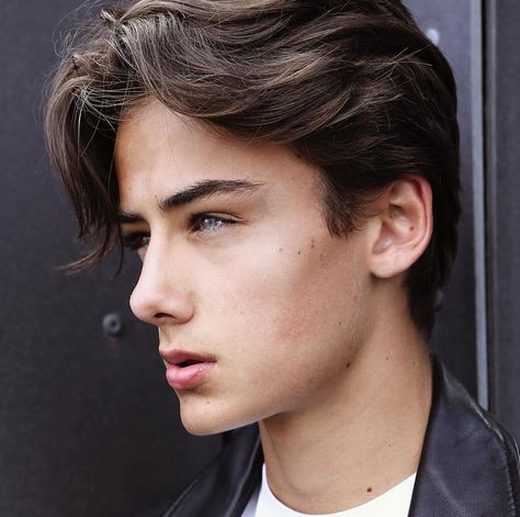 Young Mens Hairstyles, Mens Medium Length Hairstyles, Straight Hairstyles Medium, Middle Part Hairstyles, Medium Length Hairstyles, Mens Hairstyles Medium, Medium Length Hair Men, Medium Long Hair, Athletic Hairstyles