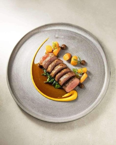 Foto Kelahiran, Gastronomic Food, Michelin Food, Food Presentation Plates, Gourmet Food Plating, Food Plating Techniques, Chefs Plate, Beef Fillet, Decorações Com Comidas