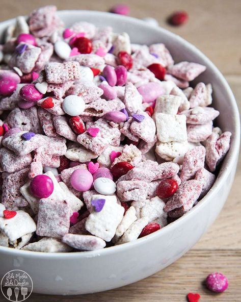 This Valentine Puppy Chow is the perfect Valentine's Day treat with red and white Strawberry muddy buddies scattered with red, pink, and white m&ms, and sprinkles. Easter Puppy Chow, No Bake Keto Dessert, Best Puppy Chow, Protein Puppy Chow, Puppy Chow Snack, Puppy Chow Cookies, Chex Mix Recipes Original, Puppy Chow Chex Mix Recipe, Chex Mix Puppy Chow