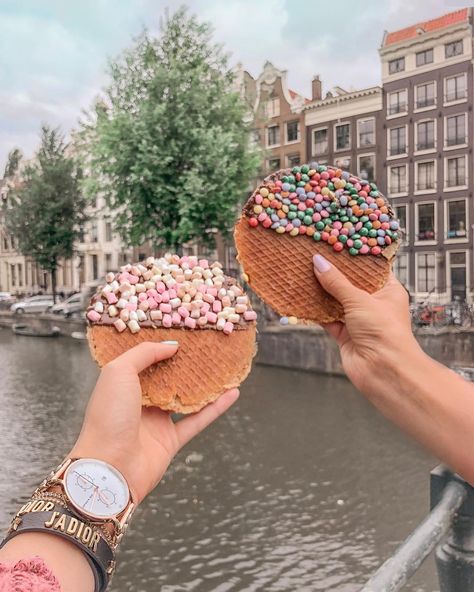 #dessert Amsterdam Honeymoon, Stroopwafel Recipe, Dutch Waffles, Amsterdam Pictures, Netherlands Food, Winter Cupcakes, Amsterdam Photography, Amsterdam Food, Bubble Waffle