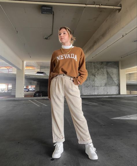 Cozy, monochrome, fashion, style, outfit, cordorouy pants, white sneakers White Curdoroy Pants Outfit, Monochrome Fashion, Western Chic, Green Sneakers, Pants White, Streetwear Fashion Women, Corduroy Pants, Pants Outfit, White Sneakers