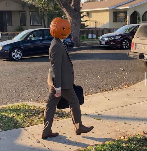 The Office Memes 🔵 on Instagram: “Dwight Pumpkin Costume Credit: u/RuthlessFapper” Dwight Pumpkin Head Wallpaper, The Office Outfits Show, Dwight Halloween Costume, The Office Thanksgiving, The Office Costume Ideas, The Office Halloween Costumes, The Office Costumes, The Office Halloween, Dwight Pumpkin Head