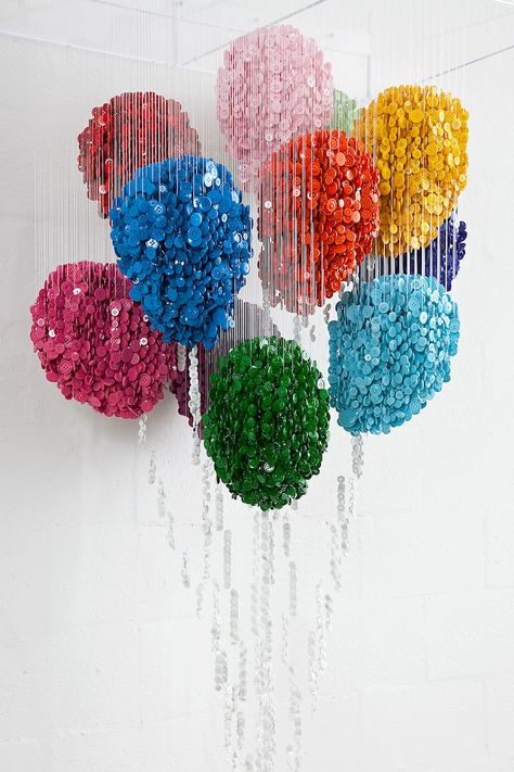 Miami-based artist Augusto Esquivel realistically duplicates objects by suspending thousands of sewing buttons on mere strings. Each strand of his incredib Suspended Art, Arte Peculiar, Love Balloon, Installation Design, Weird Pictures, Button Art, Balloon Art, Button Crafts, Sculpture Installation