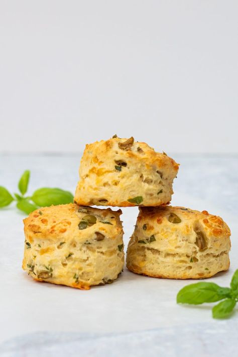 Olive Scones, Birthday Foods, Baking Scones, Janes Patisserie, Scone Recipes, Scones Recipe Easy, Cheese Scones, High Fibre, Savoury Biscuits