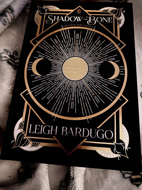 Probably the prettiest book I own Shadow And Bone, Leigh Bardugo, Book Aesthetics, The Collector, Bones, Books