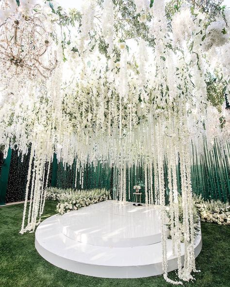 It's raining flowers! Who would love to say 'I do' under this magical display? ✨ ​ Wedding Ceremony Ideas, Luxury Wedding Decor, Strictly Weddings, Sage Green Wedding, Cool Wedding Cakes, Wedding Decor Inspiration, Ceremony Arch, Outside Wedding, Wedding Ceremony Decorations