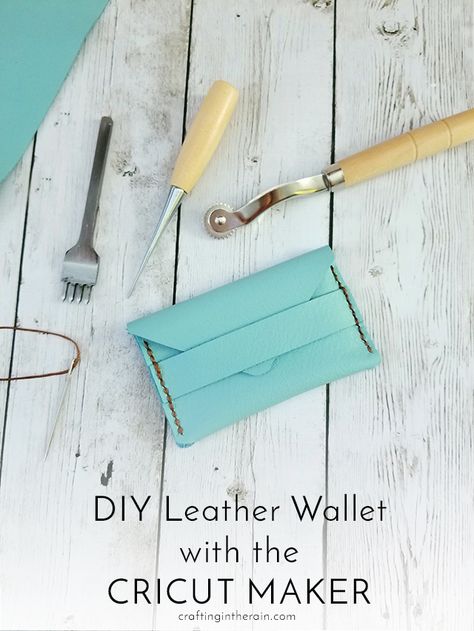 The Cricut Maker can cut leather - and this wallet is one of the free projects that comes with the machine! See how to make it here. Wallet Pattern Free, Cricut Leather, Diy Leather Wallet, Diy Leather Projects, Leather Wallet Pattern, Free Cricut, Diy Wallet, Maker Project, Cricut Free