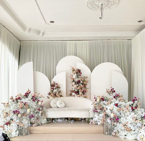 Pelamin Tunang Aesthetic, Pelamin Dewan Mewah Putih, Pelamin Dalam Rumah, Modern Backdrop Wedding, Pelamin Kahwin Dewan, Pelamin Minimalist Dewan, Moodboard Wedding Decoration, Pelamin Minimalist Rumah, Pelamin Modern