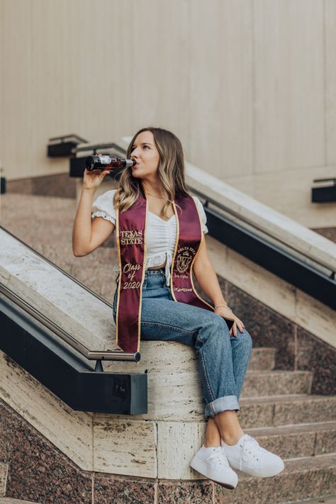 Delta Zeta Texas State University creative photoshoot Grad Poses, College Graduation Photoshoot, Grad Pictures, Creative Photoshoot, University Graduation, Graduation Picture Poses, Texas State University, Grad Photoshoot, Flag Photo