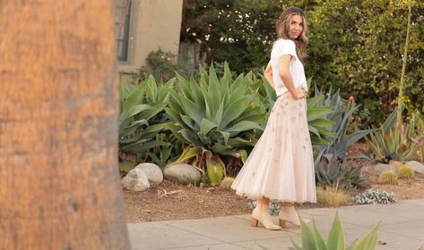 This is a guide to embellishing tulle skirts. Learn how to add a bit of sparkle to your tulle skirt with this easy step-by-step DIY tutorial. Diy Party Outfit, Diy Tulle Skirt, Diy Tulle, Glitters Skirt, Tulle Skirts, Diy Skirt, Flower Skirt, Cute Diy, Cute Diys