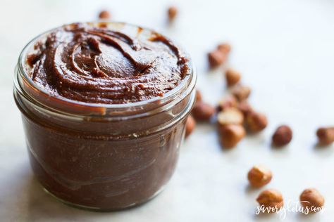 Healthy Nutella, Vegan Nutella, Homemade Nutella, Chocolate Hazelnut Spread, Chocolate Spread, How To Roast Hazelnuts, Food Advertising, Nutella Recipes, Raw Almonds