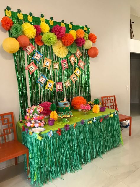 Luau Birthday Party For Adults, Hawaiian Party Food, Moana Theme Birthday, Moana Themed Party, Hawaiian Party Theme, Pool Party Kids, Tropical Birthday Party, Luau Party Decorations, Hawaiian Party Decorations