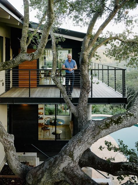 Valley Views: A Landscape Among the Treetops in Portola Valley, CA Wraparound Deck, Modern Tree House, Slope House, Modern Outdoor Spaces, Hillside House, Midcentury Home, Balkon Design, Forest House, House On A Hill