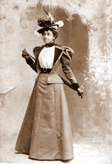 Genealogy research: Dating vintage photographs by clothing & hairstyles – SheKnows Lily Elsie, Victorian Era Fashion, 1890s Fashion, African American Fashion, Foto Portrait, Vintage Black Glamour, 19th Century Fashion, Retro Pin Up, Victorian Women