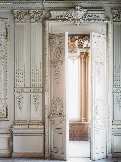 Russian architecture - photo by Vivid Symphony http://ruffledblog.com/wedding-inspiration-in-a-russian-mansion The White House Interior, Russian Aristocracy Aesthetic, Russian Interior Design, Russian Mansion, Mansion Door, 19th Century Mansion, White Mansion, Architecture Vintage, Russian Architecture