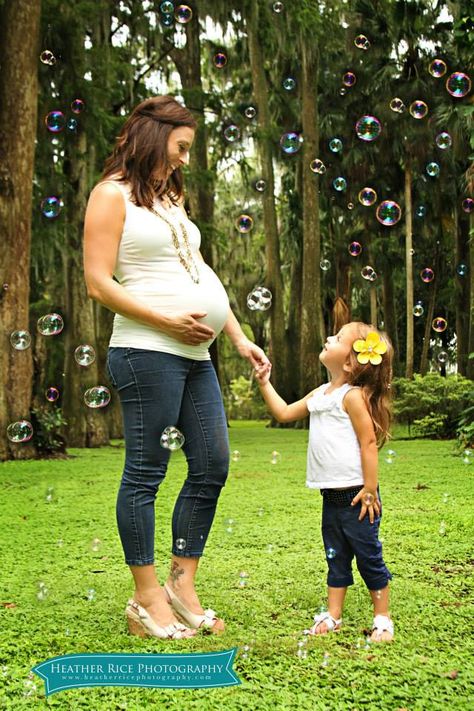 Maternity portraits with bubbles Parents To Be, Maternity Portraits, Maternity Photoshoot, Shooting Photo, Pregnancy Shoot, Pregnancy Photoshoot, Photoshoot Ideas, Pregnancy Announcement, Maternity Photography