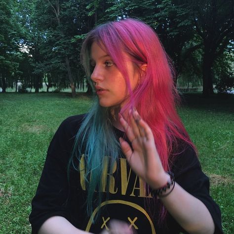 Blue And Pink Hair, Dyed Hair Inspiration, Pretty Hair Color, Peinados Fáciles Para Cabello Corto, Haircut And Color, Dye My Hair, Hair Dye Colors, Hair Inspiration Color, Hair Inspo Color