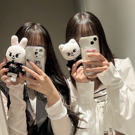 You Are My Moon, Korean Best Friends, Friend Pictures Poses, 사진 촬영 포즈, Friend Poses Photography, Best Friends Aesthetic, Korean Aesthetic, Foto Ideas Instagram, Friend Poses