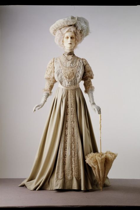 Dress, 1905, The Victoria & Albert Museum.  OMG that dress! 1905 Fashion, Edwardian Hats, 1900s Costume, Sewing Costumes, Edwardian Dresses, Pitti Palace, House Of Worth, Victorian Dresses, 1900s Fashion