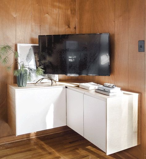 Ikea Corner Tv Stand Hack, Corner Tv Setup Room Ideas, Catty Corner Tv Living Rooms, Ikea Hack Corner Tv Unit, Diy Corner Tv Stand Ideas, Tv In Corner Of Living Room On Wall, Large Tv In Corner Of Living Room, Wall Mounted Tv Corner, Tv Mounted In Corner Living Rooms