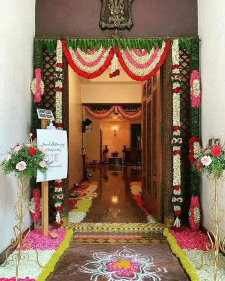 Main Door Decoration For House Warming, Nalangu Decoration At Home, Grihapravesh Decoration, House Warming Pooja Decoration, Housewarming Backdrop Ideas, Gruhapravesam Decoration Ideas, Indian Floral Decor, Door Flower Decoration, Entrance Door Decor