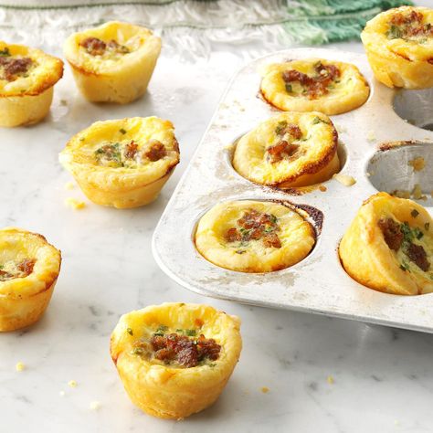 Petite Sausage Quiches Recipe -You won't be able to eat just one of these cute mini quiches. Filled with savory sausage, Swiss cheese and a dash of cayenne, the mouthwatering morsels will disappear fast from the breakfast or buffet table.—Dawn Stitt, Hesperia, Michigan Holiday Snacks Appetizers, Sausage Quiche Recipes, Breakfast Buffet Table, Sausage Quiche, Bacon And Sausage, Christmas Brunch Recipes, Easy Quiche, Italian Easter, Quiche Recipes Easy