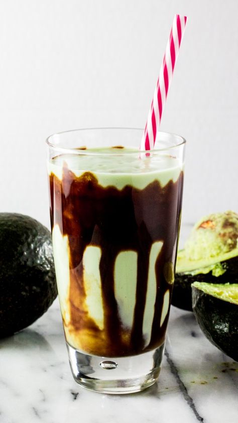 Juice Alpukat, How To Freeze Avocado, Avocado Drink, Avocado Milkshake, Avocado Shake, Chocolate Avocado Smoothie, Freeze Avocado, Avocado Recipes Healthy, Avocado Juice