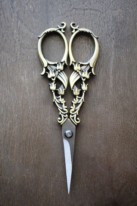 Tulip Garden Embroidery Scissors Antique Gold or Copper Vintage Style Quilting Scissors Beautiful Sewing Gift or Quilting Gift - Etsy Fantasy Scissors, Decorative Scissors, Vintage Scissors, Garden Embroidery, Tulip Garden, Pretty Knives, Sewing Basket, Tulips Garden, Knitting Bag