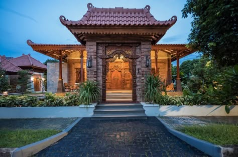 Joglo Joglo House Java, Joglo House Design, Agriculture Architecture, Java Design, Tropical House Design, Main Entrance Door, House Loft, Courtyard Design, Tropical House