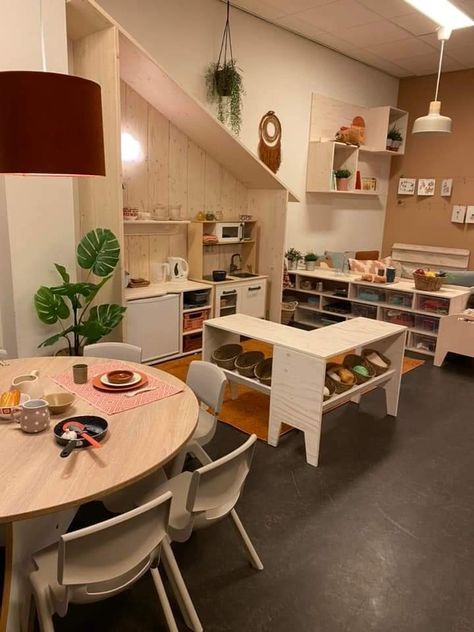 Home Daycare Montessori, Home Childcare Basement, In Home Montessori Daycare, Reggio Emilia Playroom, Montessori Home Daycare, Daycare Kitchen Setup, Daycare Astethic, Minimalist Daycare, Home Childcare Room Ideas