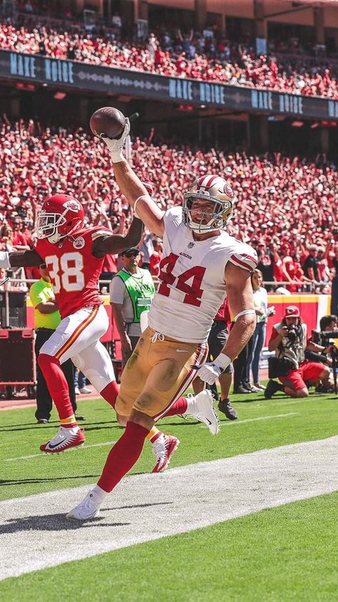 Running back Kyle Juszczyk of the S.F. 49ers. Nfl Photography, Kyle Juszczyk, 49ers Faithful, 49ers Nation, Sf Niners, 49ers Pictures, Nfl Wallpaper, Nfl Uniforms, 49ers Players