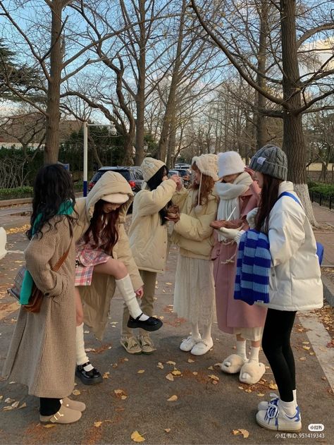 6 Person Friend Group, 6 Korean Best Friends, 6 Friends, Besties Pictures, Group Picture Poses, Korean Friends, Fashion Dream Job, Friendship Photoshoot, Korean Best Friends