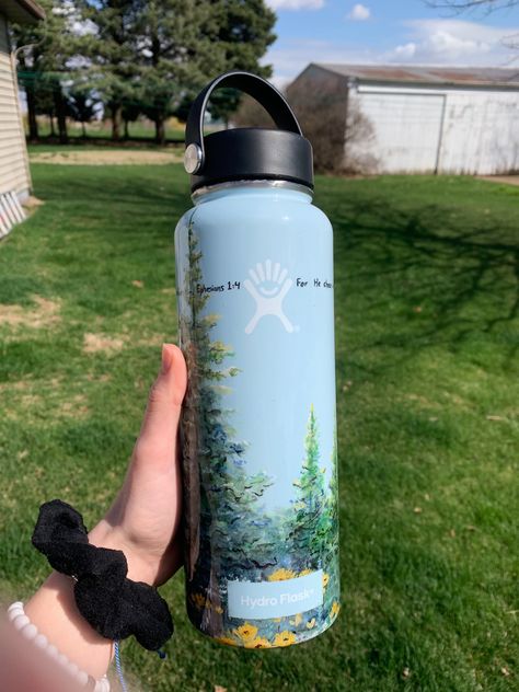 Evergreen and floral painted Hydroflask!! Insta- @kay_createss Paint Hydro Flask, Customized Hydroflask Ideas, Painted Hydroflask Ideas, Water Bottle Painting Ideas, Hydro Flask Painting, Water Bottle Painting, Hydroflask Painting, Painted Water Bottle, Painted Hydroflask