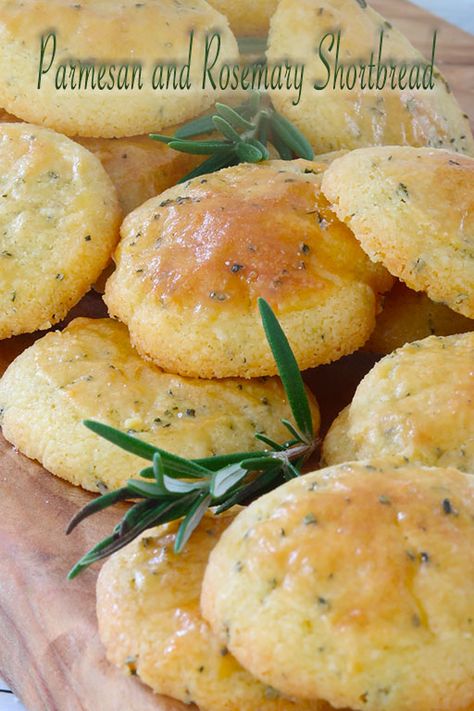 Rosemary Shortbread Cookies, Rosemary Shortbread, Gourmet Sausage, Shortbread Cookies Recipe, Savoury Crackers, Shortbread Biscuits, Savoury Biscuits, Biscuits Cookies, Buttery Shortbread