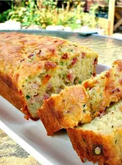 Bacon and Cheddar Zucchini Bread Bacon Cheddar Bread, Alternative Kitchen, Jalapeño Bacon, Savoury Bread, Garlic Zucchini, Cheddar Bread, Zucchini Cakes Recipe, Carrot Bread, Zoodle Recipes