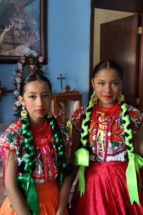 Mexican Traditional Clothing, 2024 Hair Trends For Women, 2024 Hair Trends, Mexican Hairstyles, Mexican Models, Latina Aesthetic, Ballet Folklorico, Traditional Hairstyle, Latina Fashion