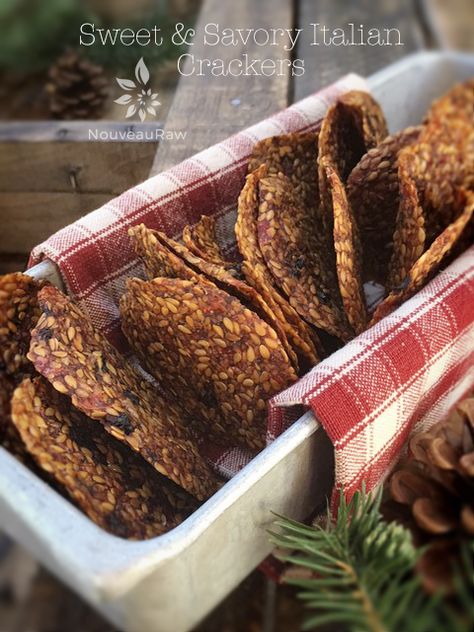 Italian Crackers, Pizza Crackers, Flax Crackers, Homemade Crackers Recipe, Savoury Crackers, Beautiful Recipes, Gluten Free Crackers, Raw Recipes, Homemade Crackers