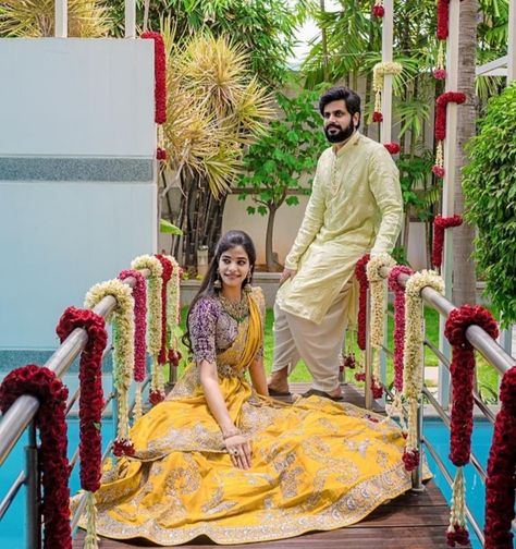 Engagement Half Saree, Saree Couple Photoshoot, Telugu Engagement, Saree Couple, South Indian Couple, Saree South Indian, South Indian Bride Saree, Lehenga Pattern, Bride Photos Poses