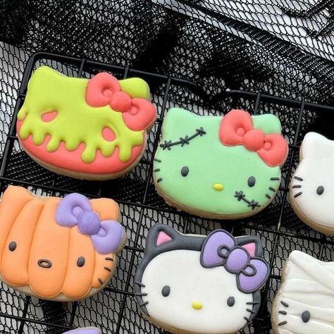 Jenny on Instagram Hello Kitty Halloween Cookies, Halloween Iced Cookies, Galletas Halloween, Hello Kitty Cookies, Postres Halloween, Wine Cookies, Cookies Halloween, Cookies Decoradas, Royal Iced Cookies