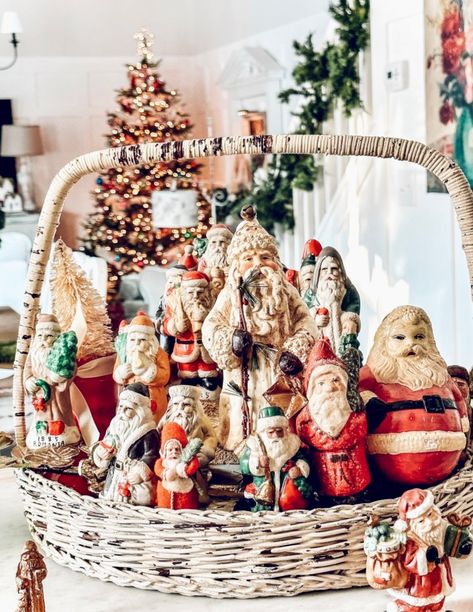 Santa Claus Collection Display, Santa Display Ideas Holidays, Vintage Santa Claus Figurines, How To Display Santa Collection, Santa Centerpiece Ideas, Vintage Santa Display, Santa Claus Decorations Ideas, Santa Collection Display Ideas, Vintage Christmas Vignettes