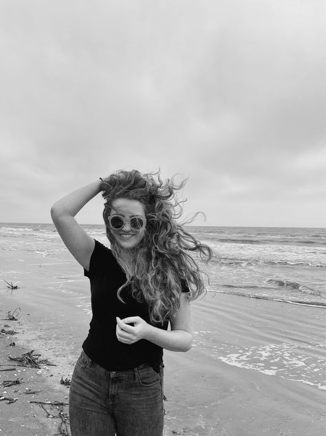 beach photography, windy beach day, curly hair Windy Beach Pictures, Wind Blown Hair, Curly Hair Photos, Hair Photography, Open Hairstyles, Curly Hair Women, Beach Poses, Beach Photoshoot, Portrait Girl