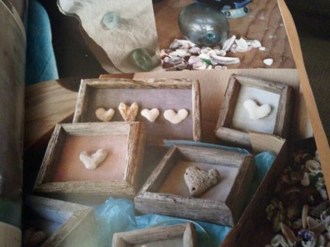 Frame heart-shaped rocks, shells, and such.  So beachy, I love it! (from Where Women Create magazine) Heart Shaped Rocks Display, Heart Rocks Display Ideas, Projects With Rocks, Beach Art Diy, Rock Collection Display, Rock Crafts Diy, Where Women Create, Heart Art Projects, Heart Rocks