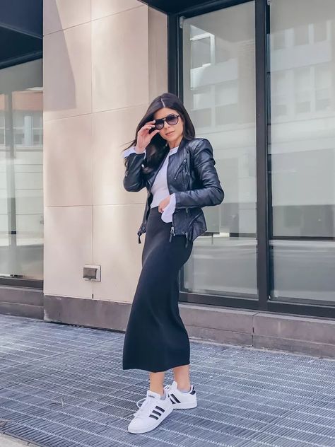 Midi Skirts And Sneakers Outfit, Black Skirt White Sneakers Outfit Ideas, Midi Skirt Trainers Outfit, Midi Skirt With Tennis Shoes, Black Midi Dress With Sneakers, Pencil Skirt Outfits 2023, Long Black Pencil Skirt Outfit Casual, Long Skirts And Sneakers Outfit, Black Skirt With Sneakers Outfit