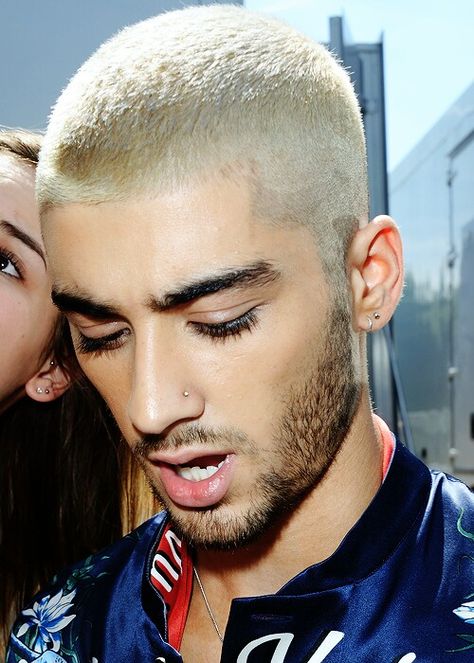 zayn malik . Zayn Malik Blonde, Guys With Nose Piercings, Bleached Hair Men, Zayn Malik Hairstyle, Zayn Malik Photos, Bleach Blonde Hair, Men Hair Color, Corte De Cabelo Masculino, Bleach Blonde