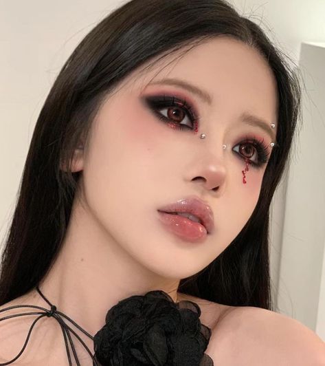 Dark Makeup Asian Eyes, Asian Gothic Makeup, Harajuku Makeup Dark, Vampire Makeup Asian, Vampire Douyin Makeup, Red And Black Douyin Makeup, Goth Makeup Asian, Douyin Halloween Makeup, Dark Angel Makeup Halloween