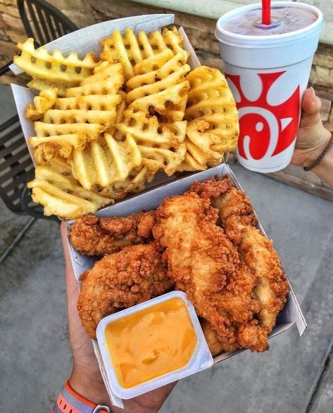 Food | drinks Junk Food Snacks, Food Babe, Food Therapy, Läcker Mat, God Mat, Yummy Comfort Food, Chicken And Waffles, Food Goals, Food Obsession