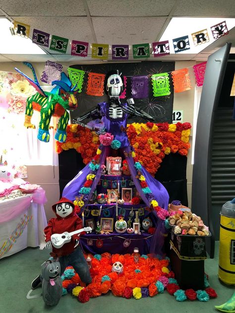 Coco Halloween Themed Pumpkin & ofrenda. Day of the dead, Disney Halloween. Coco Halloween Decorations, Mexican Altar, Coco Disney, Homemade Halloween Decorations, 2023 Halloween, Homemade Halloween, Disney Halloween, Day Of The Dead, Dia De Muertos