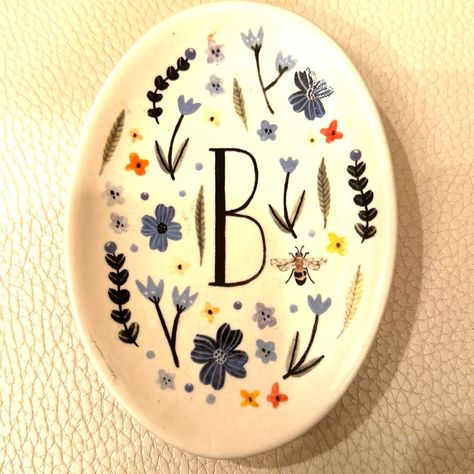 Anthropologie Brand New Amelia Herbertson Trinket Dish Nwt Letter B Ceramic Oval Shape 4 Cute Little “ Feet” Floral Motif Measures 3.5 Inches Wide And 5 Inches Long Super Cute Piece I Love The Feet !!!! Hand Painted Spoon Rest, Painted Spoons, Just Engaged, Anthropologie Brands, Painted Plates, Craft Show Ideas, Floral Letters, Pottery Plates, Ap Art